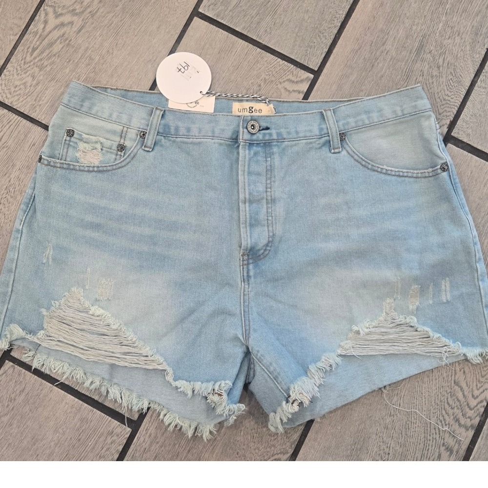Umgee Distressed Denim Shorts Light Wash Frayed Hem Size 9‎ NEW